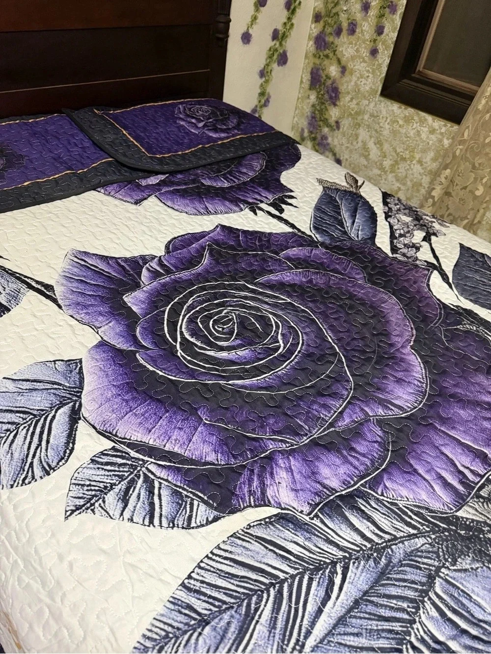 NEW. !! Purple & White Floral Quilt with Coordinating Shams